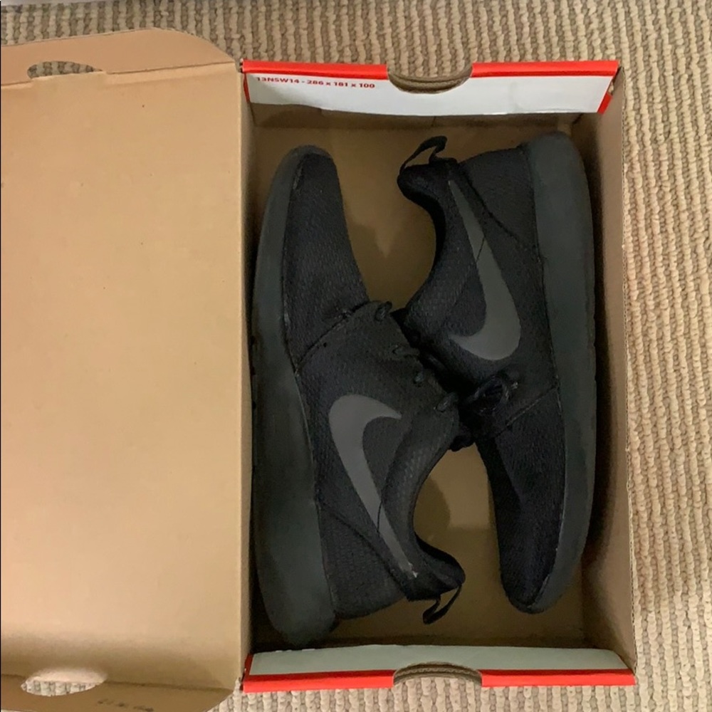 Women's Nike Rosherun all black